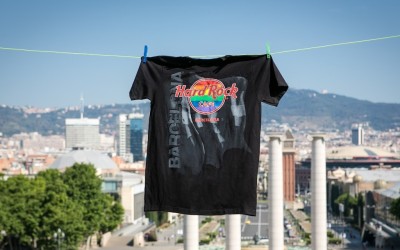 Hard Rock Cafe Barcelona destina el 15% de la venta de su camiseta PRIDE Flag Tee a BCN Checkpoint